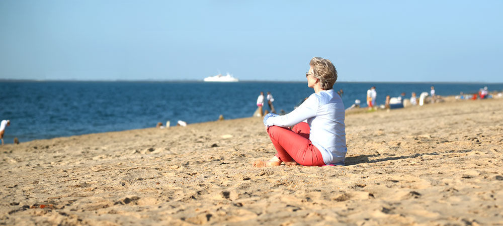 Heike beim Meditieren am Strand